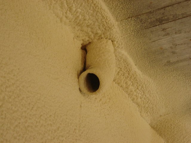 Détail d'une descente dans une lame ventilée avec drainage.