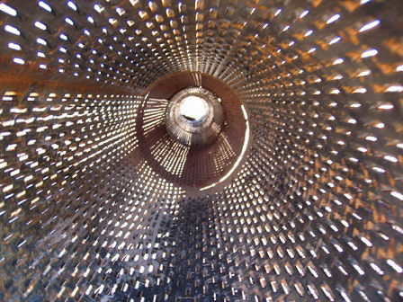 Tube avec perforations pour puits de pompage.