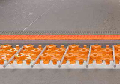 Dalle à plots en polyéthylène recouverte de membrane en polyéthylène, avec isolation thermique et acoustique au bruit de choc de 30 mm d'épaisseur, pour tubes de 14 et 16 mm de diamètre